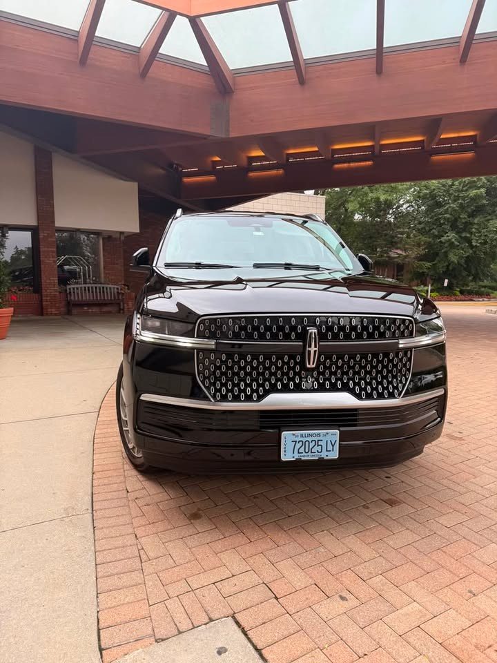 Lincoln Navigator at a hotel entrance